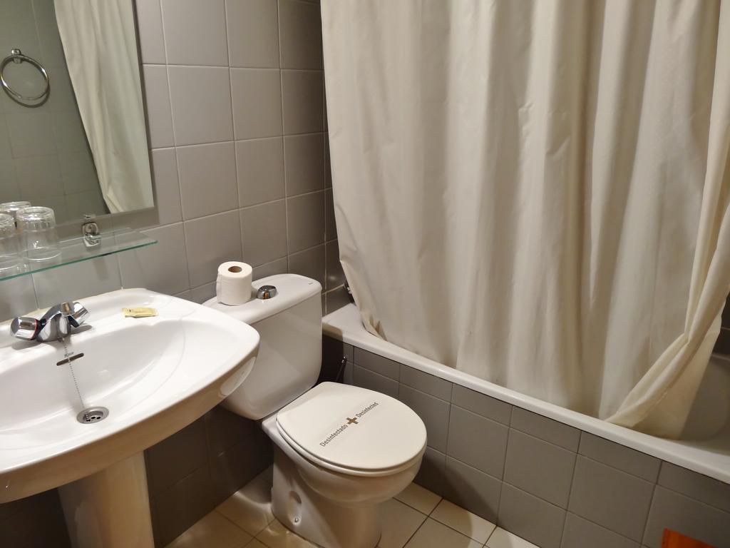 ホテル Hostal Casa Laplaza サン・ファン・デ・プラン 部屋 写真
